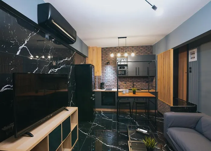 New Modern Ground Floor Apartment By The Sea